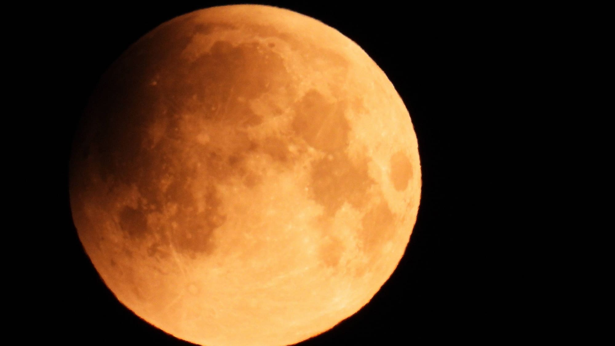 Partielle Mondfinsternis 94 Prozent Des Vollmonds Bedeckt Blick partielle-mondfinsternis-94-prozent-des-vollmonds-bedeckt-blick