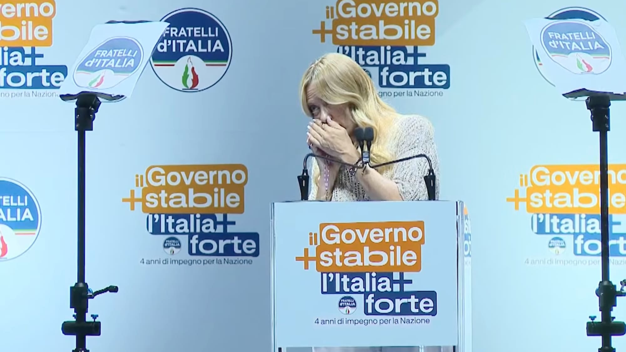 Giorgia Meloni Tochter Unterbricht Rede In Bari Blick giorgia-meloni-tochter-unterbricht-rede-in-bari-blick