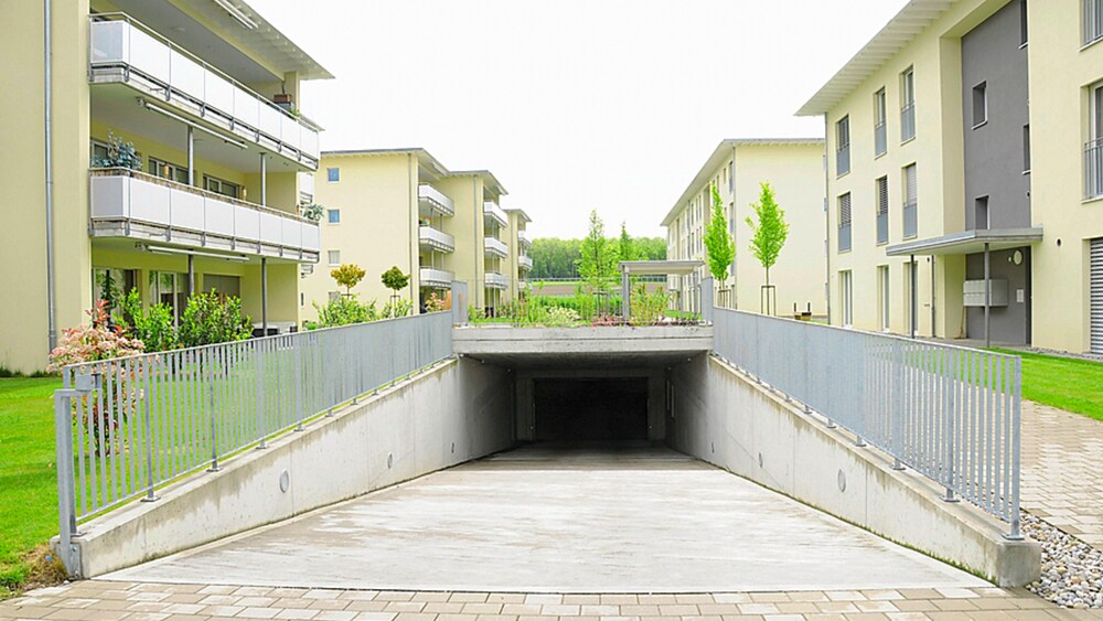 Drei Unbekannte lauerten ihm auf: 69-Jähriger in eigener Garage überfallen