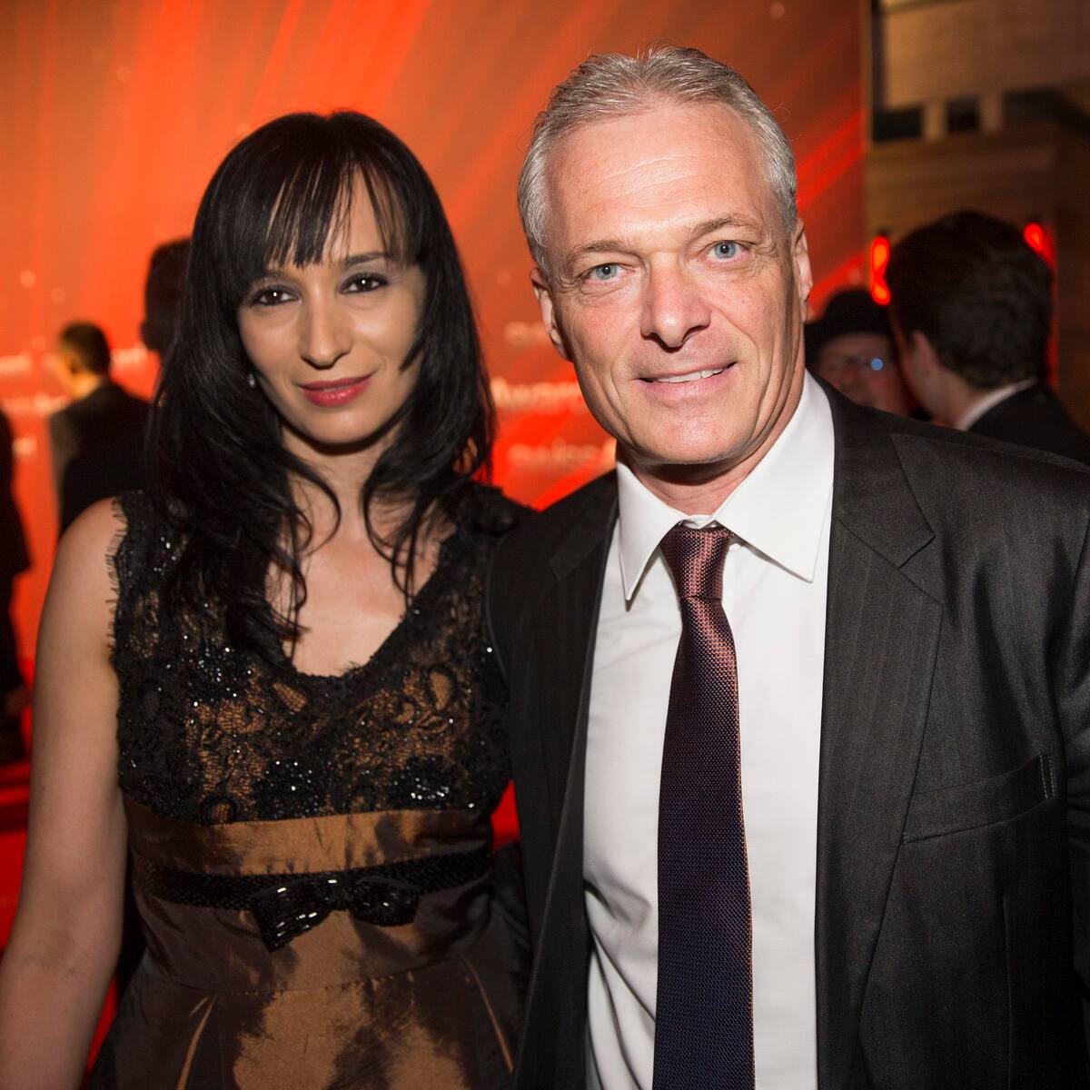 Jung Schlank Langes Haar Minder Bleibt Seinem Beuteschema Treu Blick