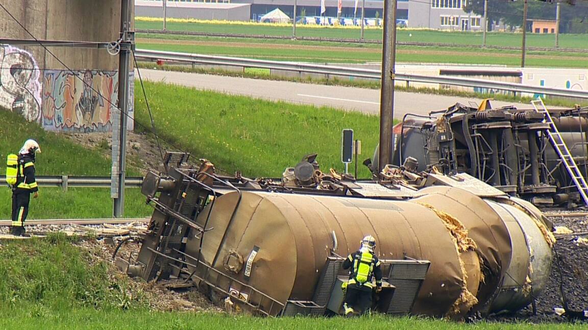 Güterzug entgleist: 25 Tonnen Schwefelsäure ausgelaufen - Blick