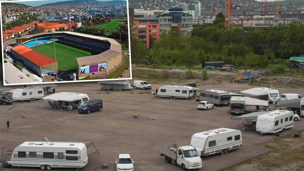 Im Mittelkreis steht ein Grill HardturmStadion wird von Fahrenden besetzt