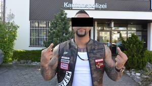 Beherrscht er perfekt: Rüpel-Rocker Reza A. (34) macht seine Lieblings-Geste.