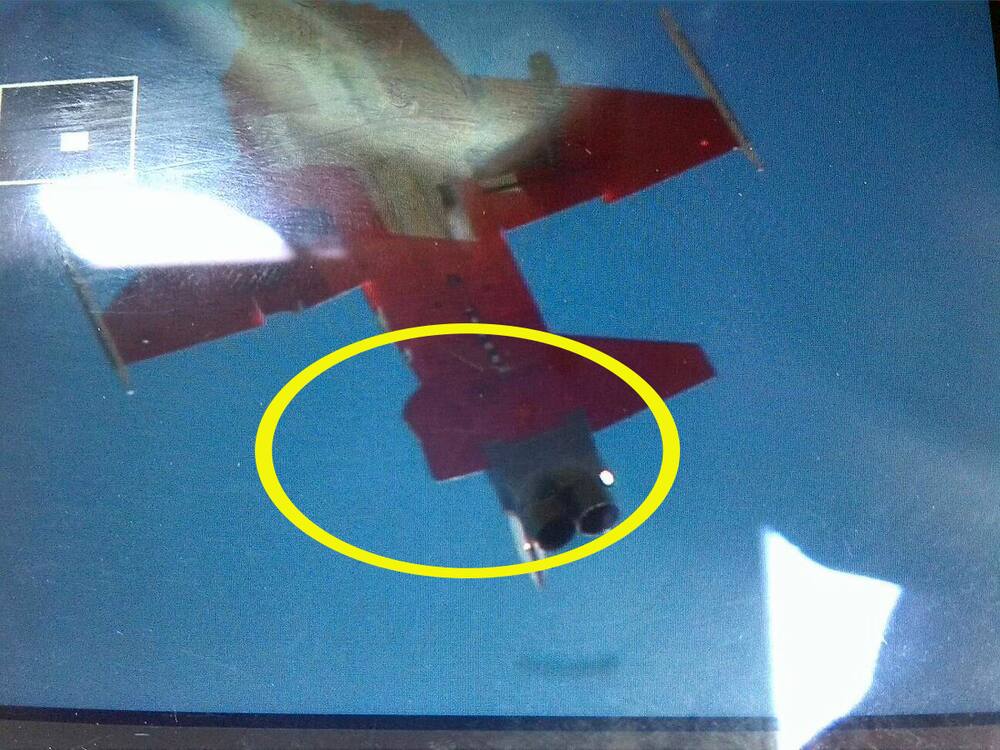 Auch auf diesem Bild ist das fehlende bzw. beschädigte Seitenleitwerk klar ersichtlich (gelber Kreis).
