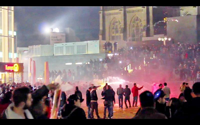 Polizei stadtpark 24hamburg sprengt fliegen flaschen beamte hunderte symbolbild lösten Kölner Silvesternacht: Zwei Männer wegen sexueller Nötigung verurteilt