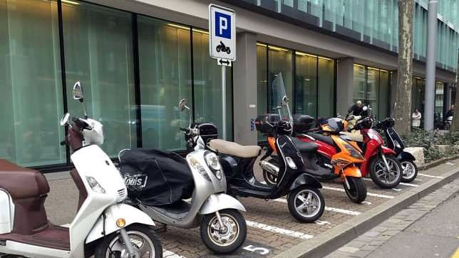 Darf Ein Motorrad Auf Einem Autoparkplatz Parken www.blick.ch