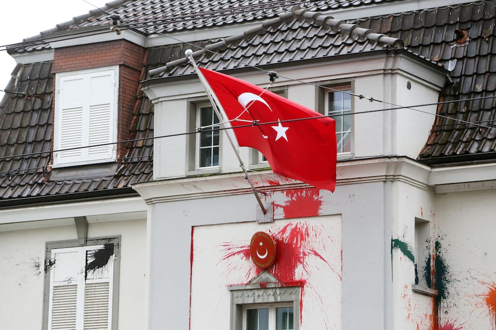 Mehrere Personen festgenommen: Farbanschlag auf türkisches Konsulat