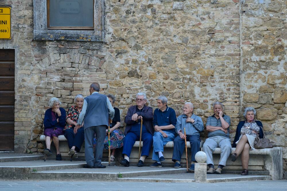 Immer mehr einstige Gastarbeiter und ausgewanderte Schweizer lassen sich ihre Renten nachschicken.