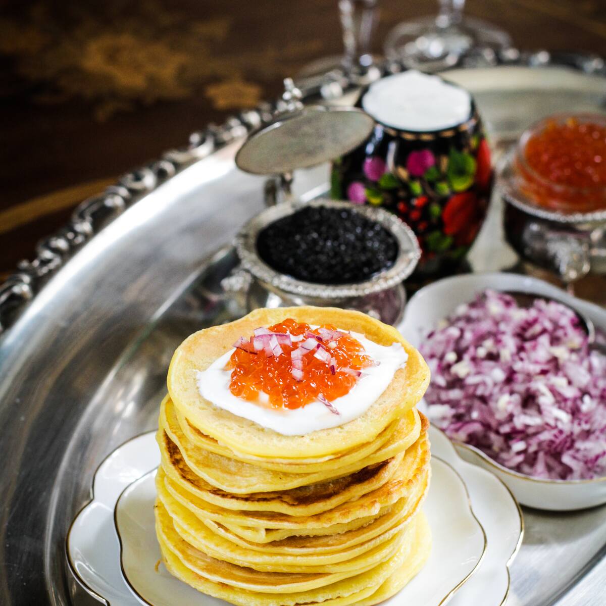 das einfache blinis rezept mit kaviar und sauerrahm fur maslenitsa