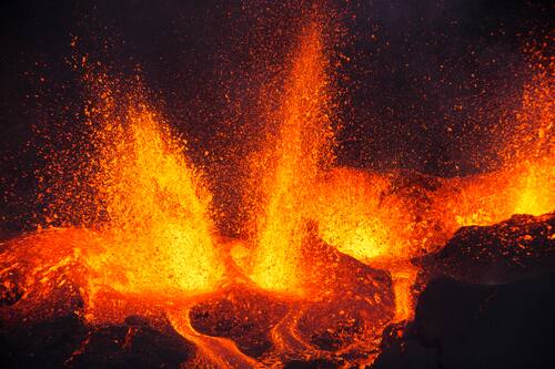 Kebakaran di gunung berapi Piton de la Fournaise di Pulau Reunion.