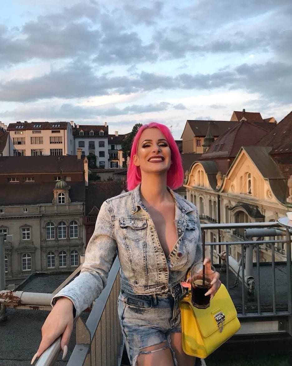 Raffa's Plastic Life hat jetzt kurze Haare Blick