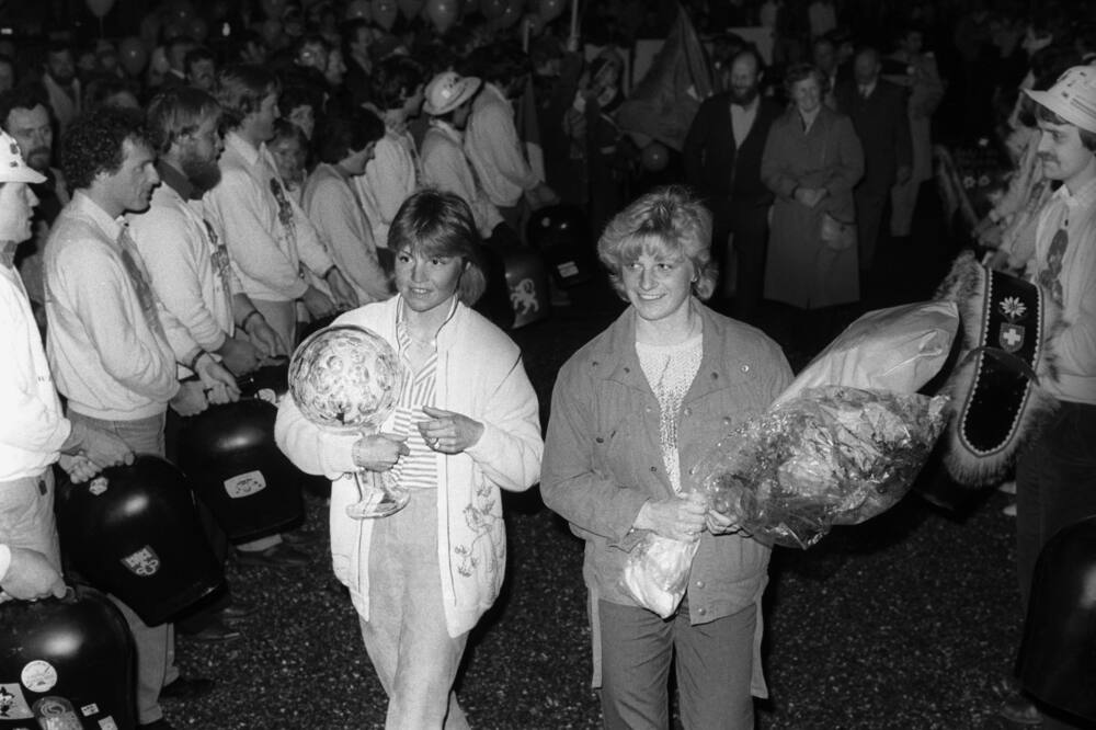 Wicki stammt aus einer skibegeisterten Familie: Seine Frau Monika Hess (hier rechts 1983) ist die Cousine von Weltcupsiegerin Erika Hess Reymond (mit Kristallkugel): Diese schwärmte unlängst: «Hans ist Ogi in Sachen Skifahren ebenbürtig.»