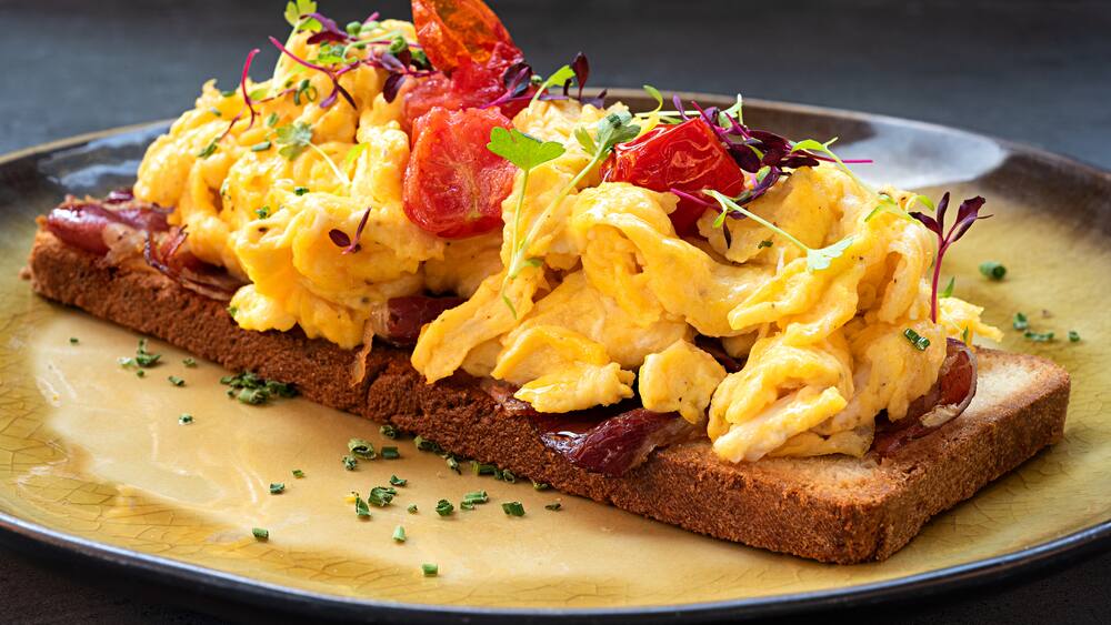 Rührei mit Tomaten und frischen Kräutern