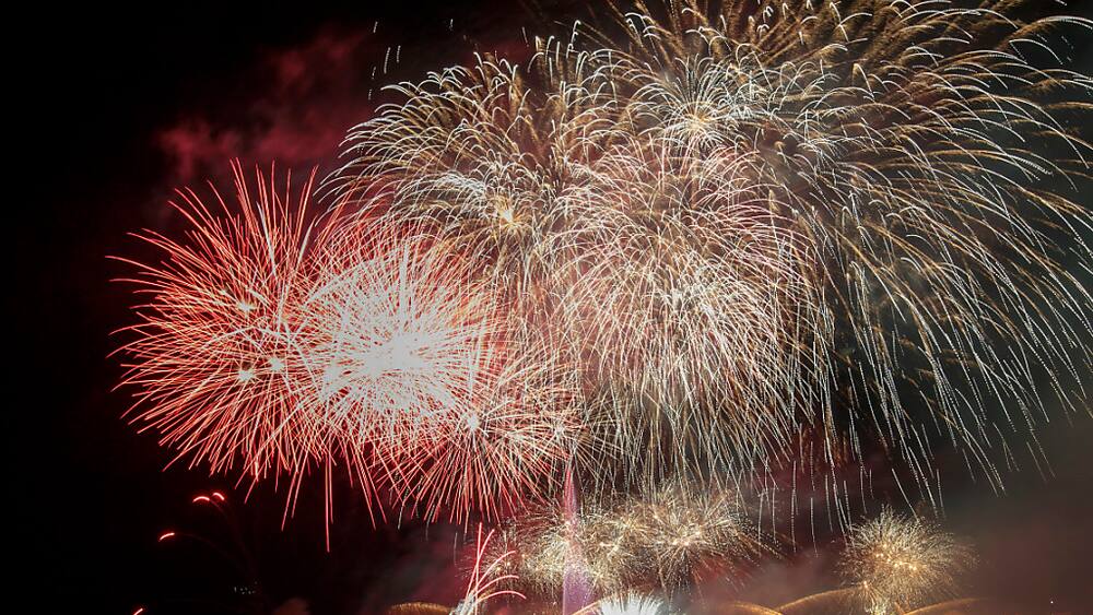 Neues jahr beginnt in der schweiz mit feuerwerk, fackeln und regen Die Schweiz begrüsst das Jahr 2019 mit Glockengeläut und Feuerwerk - Blick