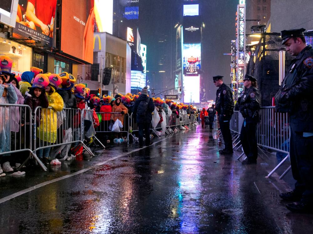 Gebet zum jahreswechsel – am telefon, 31. dezember 23.40 uhr Eine Million Menschen begrüssen 2019 am New Yorker Times Square - Blick