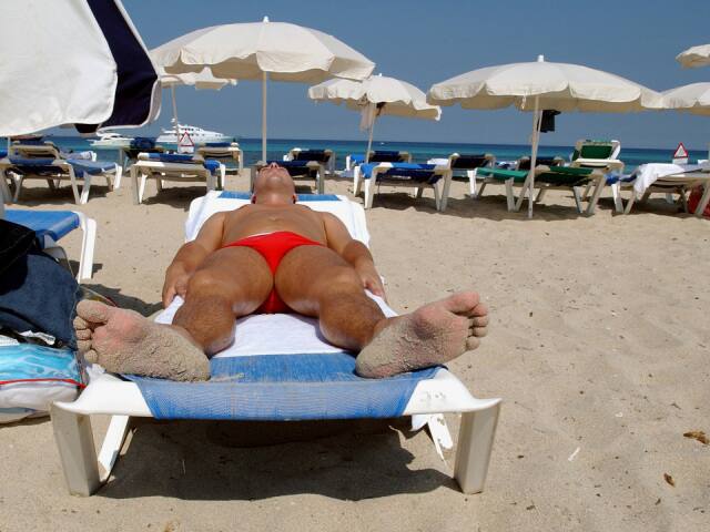 Mann an einem Strand der spanischen Mittelmeer-Insel Ibiza (Archiv)