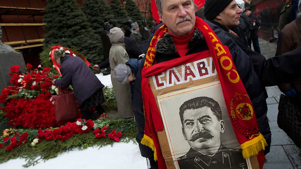 Russland: Rote Nelken von Russlands Kommunisten am 63. Todestag von Stalin