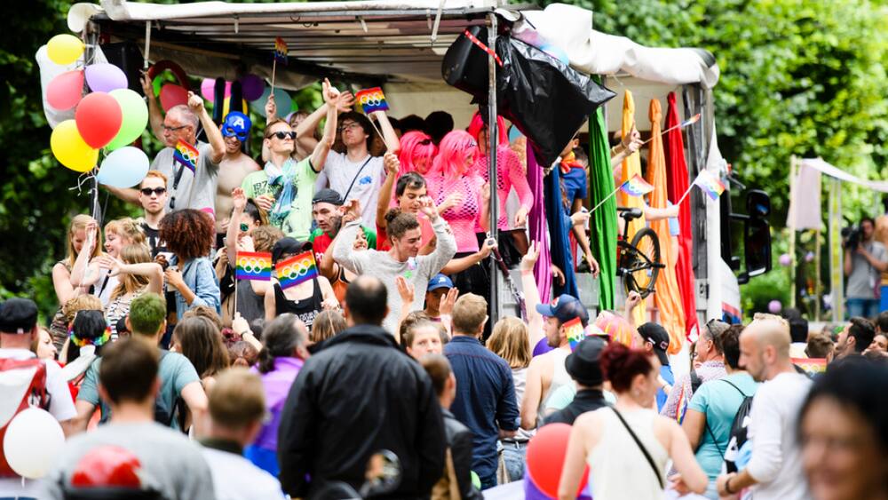 Pride Parade 3000 Teilnehmer an PrideParade in Freiburg Blick