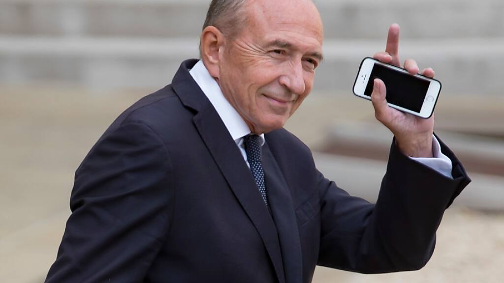 Macron lässt Innenminister Collomb nicht vorzeitig abtreten Blick